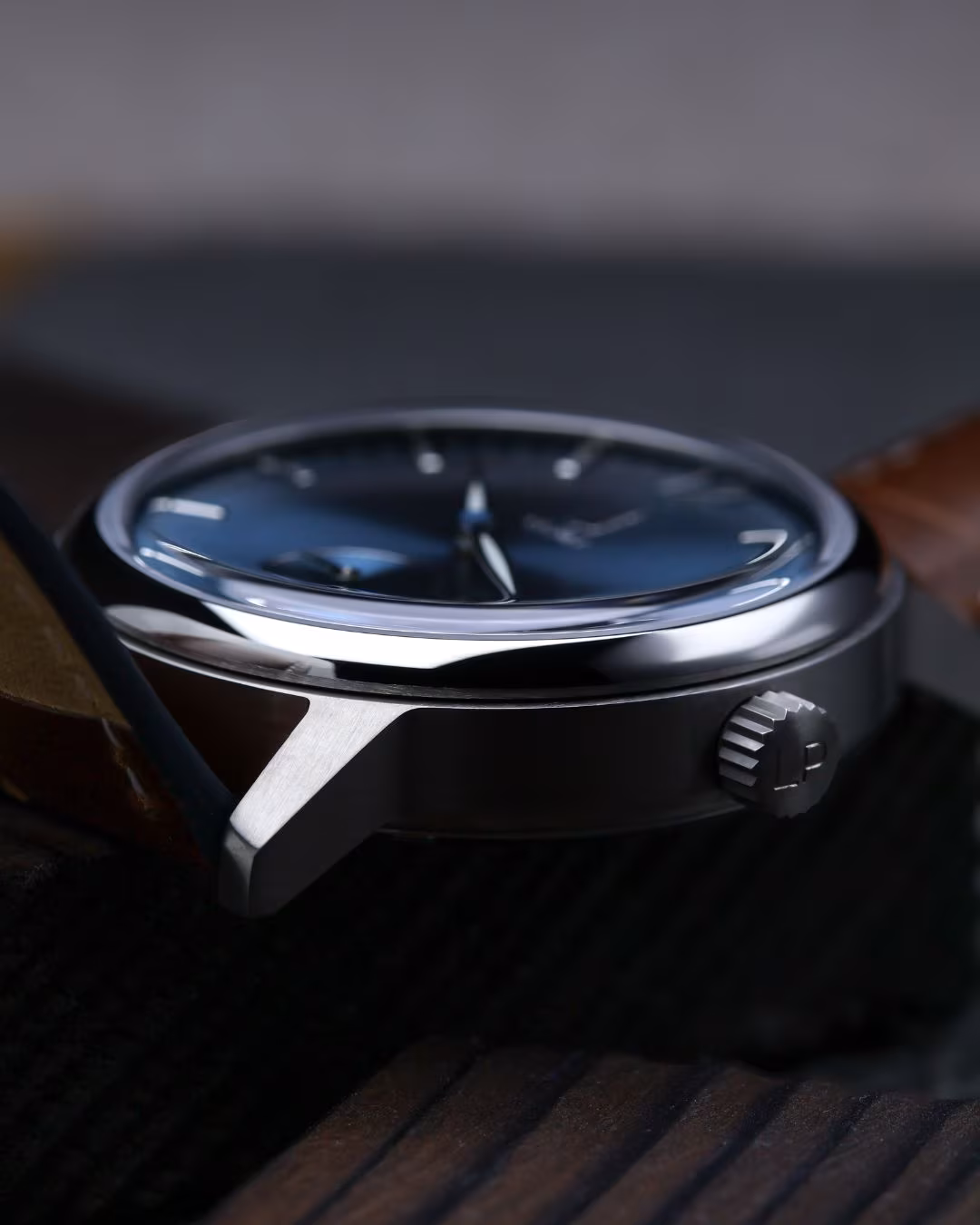 Side profile of the polished stainless steel case and box crystal.